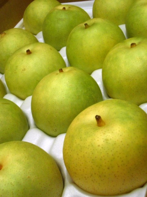 Nijisseiki Asian pear with smooth pale yellow-green skin